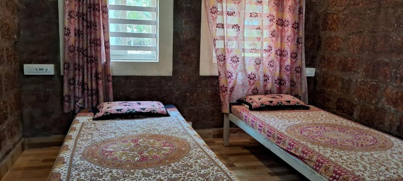 Riverstone Riverfront Stay جوكارنا الغرفة الصورة