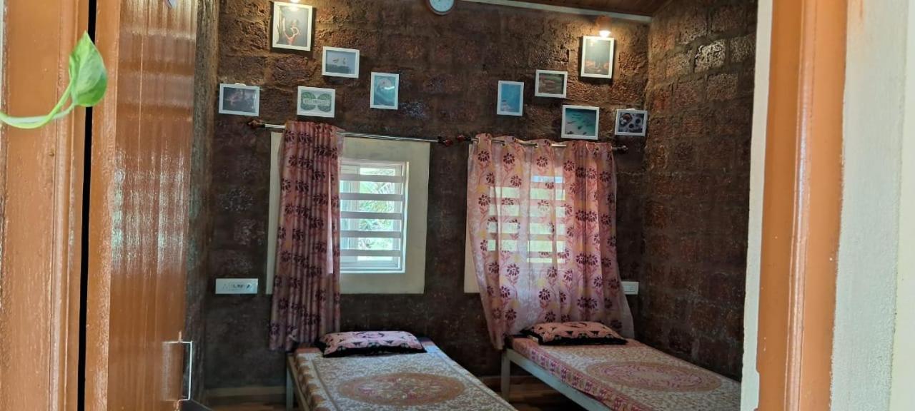 Riverstone Riverfront Stay جوكارنا الغرفة الصورة