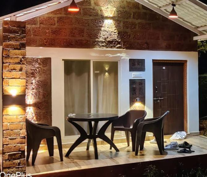 Riverstone Riverfront Stay جوكارنا الغرفة الصورة