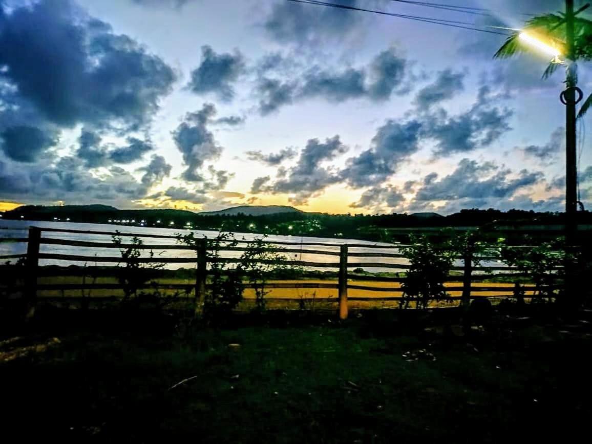 Riverstone Riverfront Stay جوكارنا الغرفة الصورة