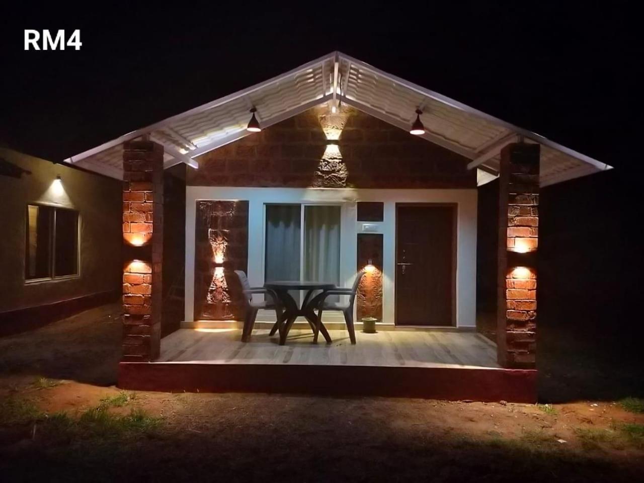 Riverstone Riverfront Stay جوكارنا الغرفة الصورة